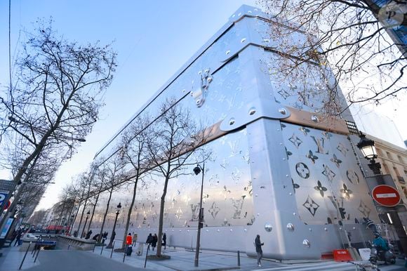 Louis Vuitton va ouvrir son hôtel de luxe de 6000 m2 sur les Champs Elysées !  Situé au 103 avenue des Champs-Elysées à Paris, ce bâtiment incroyable se situera juste en face du célèbre flagship de Louis Vuitton.
 Jack Tribeca/Bestimage