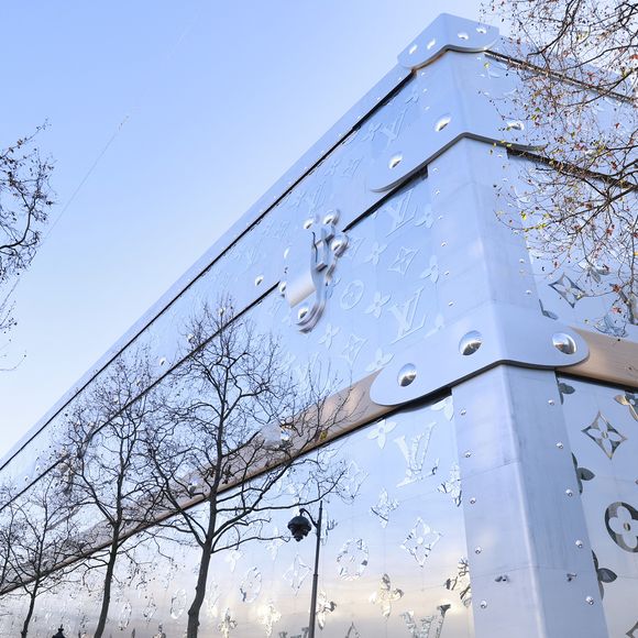 Louis Vuitton va ouvrir son hôtel de luxe de 6000 m2 sur les Champs Elysées !  Situé au 103 avenue des Champs-Elysées à Paris, ce bâtiment incroyable se situera juste en face du célèbre flagship de Louis Vuitton.
 Jack Tribeca/Bestimage
