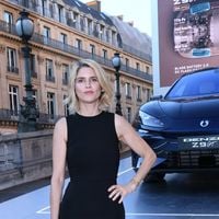 Alice Taglioni, allure couture en robe noire et santiags : son sac à 195 euros est la pièce maîtresse de son look