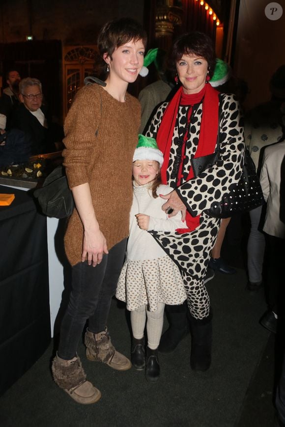 Au cours de sa carrière
Sara Giraudeau avec sa fille Mona Hubert et sa mère Anny Duperey - Grand rendez-vous national des Pères Noël verts du Secours Populaire pour le lancement des tournées solidaires France, Europe et monde en présence des marraines et parrains et des membres du Club des partenaires solidaires au Musée des Arts Forains à Paris. © CVS/Bestimage