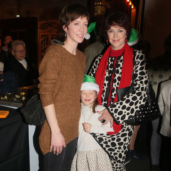 Au cours de sa carrière
Sara Giraudeau avec sa fille Mona Hubert et sa mère Anny Duperey - Grand rendez-vous national des Pères Noël verts du Secours Populaire pour le lancement des tournées solidaires France, Europe et monde en présence des marraines et parrains et des membres du Club des partenaires solidaires au Musée des Arts Forains à Paris. © CVS/Bestimage