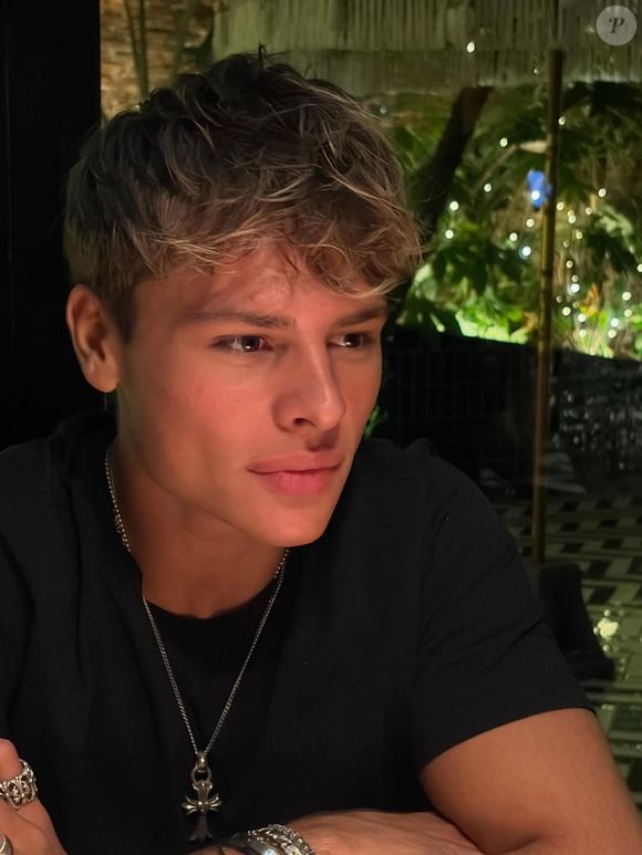 D’une mère issue d’une grande dynastie et d’un père baignant dans le milieu artistique depuis son enfance, Cameron Smet a partagé un aperçu de la vie qu’il mène à seulement 21 ans. 

Capture Instagram Cameron Smet.