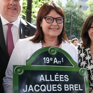 "La famille n’a pas été conviée à son enterrement. Après sa mort, ma mère, mes deux sœurs et moi sommes repartis à Bruxelles", a révélé France Brel, affirmant que seuls Maddly Bamy,  sa mère et l’imprésario de Jacques (Charley Marouani) sont partis avec le cercueil.

Anne Hidalgo, Maire de Paris, accompagnée de France Brel, la fille du chanteur,, de l'ambassadeur belge, François de Kerchove d'Exaerde et du maire du 19e arrondissement, Francois Dagnaud, inaugure les allées Jacques Brel, dans le 19e arrondissement de Paris. Le 19  juillet 2019.  © Stéphane Lemouton / Bestimage