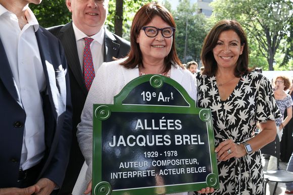 "La famille n’a pas été conviée à son enterrement. Après sa mort, ma mère, mes deux sœurs et moi sommes repartis à Bruxelles", a révélé France Brel, affirmant que seuls Maddly Bamy,  sa mère et l’imprésario de Jacques (Charley Marouani) sont partis avec le cercueil.

Anne Hidalgo, Maire de Paris, accompagnée de France Brel, la fille du chanteur,, de l'ambassadeur belge, François de Kerchove d'Exaerde et du maire du 19e arrondissement, Francois Dagnaud, inaugure les allées Jacques Brel, dans le 19e arrondissement de Paris. Le 19  juillet 2019.  © Stéphane Lemouton / Bestimage