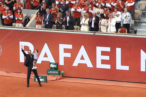Désormais, on en apprend plus sur les habitudes alimentaires de Rafael Nadal. Et lui aussi a des goûts plutôt précis. 

Rafael Nadal, Sebastian Nadal (son père), Ana Maria Parera (sa mère), Xisca Perello (sa femme), Rafael Junior (son fils) et Maria Isabel Nadal (sa soeur), et à leur gauche ; (1er rang) Carlos Costa, Toni Nadal, (2ème rang) Benito Perez Barbadillo et Carlos Moya - Hommage à Rafael Nadal et à ses 14 victoires sur la terre battue de Roland Garros lors des Internationaux de France de Tennis de Roland Garros 2025 - Jour 01 à Paris le 25 Mai 2025. 

© Bertrand Rindoff / Bestimage