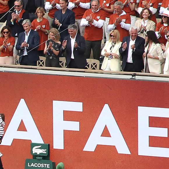 Désormais, on en apprend plus sur les habitudes alimentaires de Rafael Nadal. Et lui aussi a des goûts plutôt précis. 

Rafael Nadal, Sebastian Nadal (son père), Ana Maria Parera (sa mère), Xisca Perello (sa femme), Rafael Junior (son fils) et Maria Isabel Nadal (sa soeur), et à leur gauche ; (1er rang) Carlos Costa, Toni Nadal, (2ème rang) Benito Perez Barbadillo et Carlos Moya - Hommage à Rafael Nadal et à ses 14 victoires sur la terre battue de Roland Garros lors des Internationaux de France de Tennis de Roland Garros 2025 - Jour 01 à Paris le 25 Mai 2025. 

© Bertrand Rindoff / Bestimage
