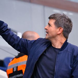 Thomas Sotto assiste au match de Ligue 1 entre le Paris FC et le RC Strasbourg Alsace au Stade Jean Bouin le 21 septembre 2025 à Paris, France. ( Photo by Federico Pestellini / PsnewZ )