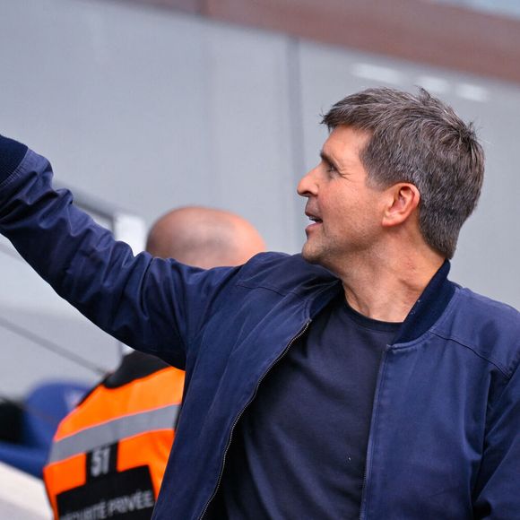 Thomas Sotto assiste au match de Ligue 1 entre le Paris FC et le RC Strasbourg Alsace au Stade Jean Bouin le 21 septembre 2025 à Paris, France. ( Photo by Federico Pestellini / PsnewZ )