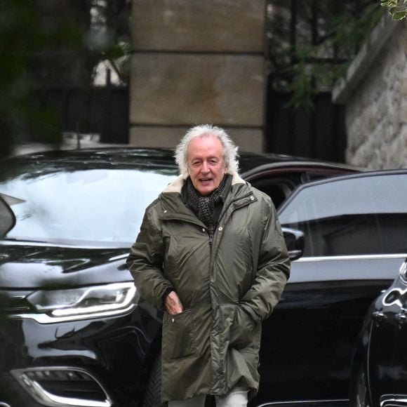 Didier Barbelivien accompagne sa fille chez Nicolas et Carla Sarkozy à Paris puis ressort seul après avoir salué l'ancien président tout juste sorti de prison.
Paris, le 11 novembre 2025. 
Agence / Bestimage