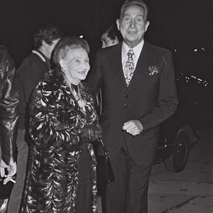 Archives - Charles Trenet et sa mère en soirée en 1976 Agence / Bestimage