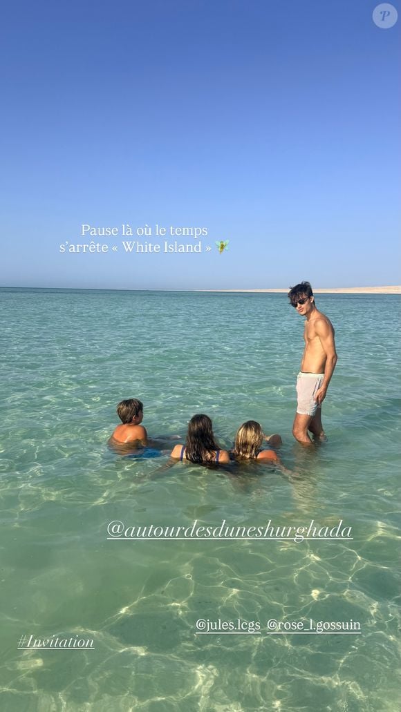 "Mes poissons-clowns, des heures à regarder les merveilles de la mer Rouge", écrit-elle en légende.

Elodie Gossuin @Instagram