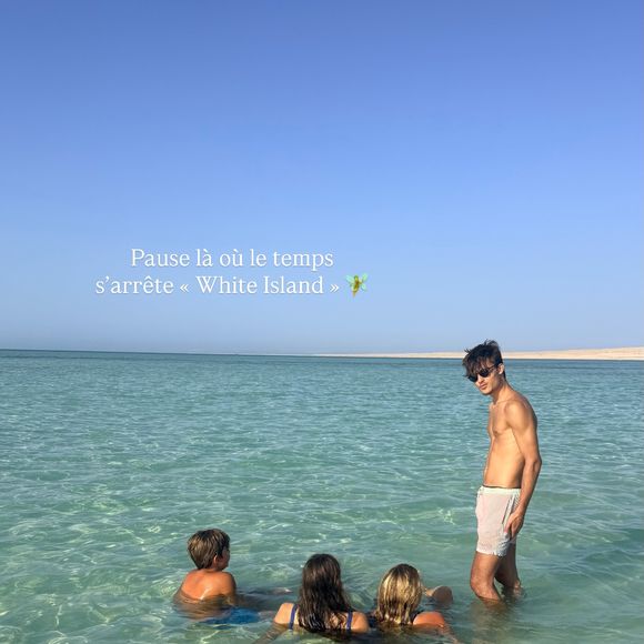 "Mes poissons-clowns, des heures à regarder les merveilles de la mer Rouge", écrit-elle en légende.

Elodie Gossuin @Instagram