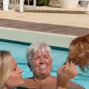 L’interview a été tournée chez elle, à Vaison-la-Romaine, dans un cadre très intime.

Mimie Mathy en interview pour "Sept à Huit" avec Audrey Crespo-Mara. Capture Instagram Sept à Huit - TF1