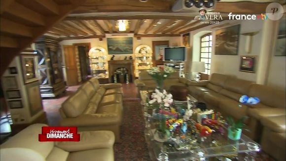 Sa maison de Nangis, en Seine-et-Marne, son havre de paix avec piscine. Les images ont été diffusés dans "Vivement dimanche" sur France 3, le 16 novembre 2025.

Photo : Capture d'écran / France 3