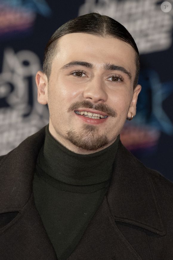 Tous les deux ont pris la pose séparément lors du photocall. Sûrement sans le vouloir, ils étaient raccords niveau look. Elle, portait une élégante robe noire, accompagnant sa 

Pierre Garnier participe à la 27ème édition des NRJ Music Awards le 31 octobre 2025 à Cannes, France. Photo by David NIVIERE/ABACAPRESS.COM