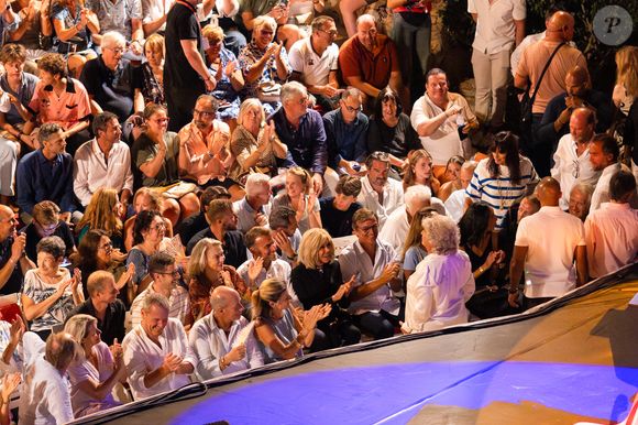 Le président Emmanuel Macron et sa femme Brigitte dans le public, Jacqueline Franjou (Fondatrice et présidente du Festival de Ramatuelle) au spectacle de Dany Boon "Clown n'est pas un métier" lors du 41ème Festival de Ramatuelle le 12 août 2025. 

© Cyril Bruneau / Bestimage