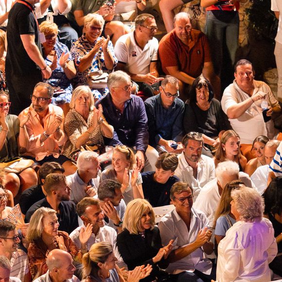 Le président Emmanuel Macron et sa femme Brigitte dans le public, Jacqueline Franjou (Fondatrice et présidente du Festival de Ramatuelle) au spectacle de Dany Boon "Clown n'est pas un métier" lors du 41ème Festival de Ramatuelle le 12 août 2025. 

© Cyril Bruneau / Bestimage