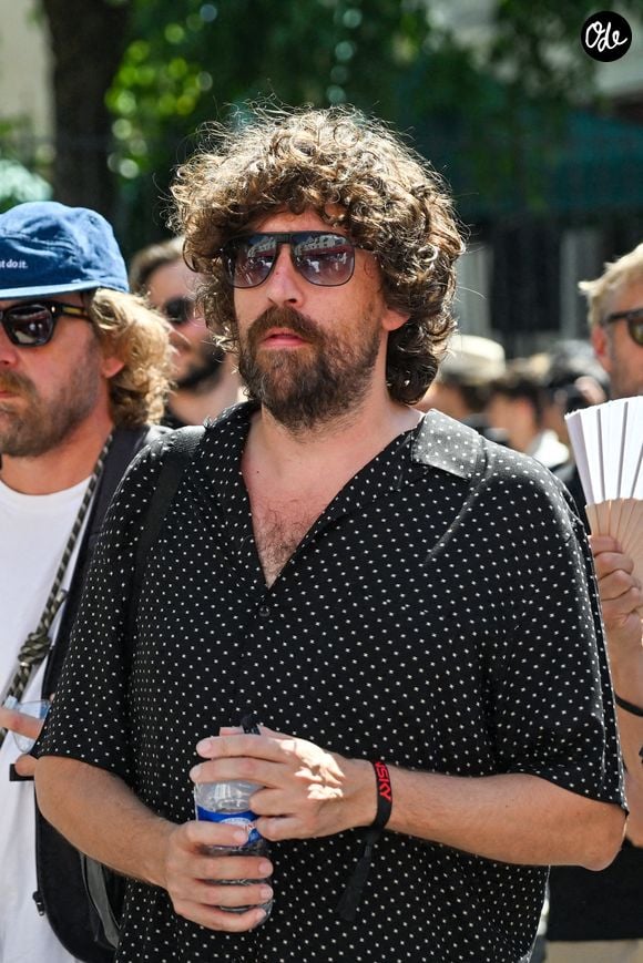 Rim K et Gaspard Augé, du groupe Justice, figuraient eux aussi parmi les proches et personnalités venus accompagner Kavinsky dans son dernier voyage.

Gaspard Augé (Justice) - Sorties -Obsèques de Vincent Belorgey alias "Kavinsky" en l'église Saint-Pierre-de-Montmartre le 12 août 2026.

© Christian Liewig / Bestimage