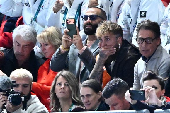 Son compagnon, Jake Paul, a été vu en train de pleurer d'émotion dans les tribunes.

L'Américain Jake Paul (2e à droite) dans les tribunes, attendant sa partenaire, la Néerlandaise Jutta Leerdam, lors de la course de patinage de vitesse sur 1000 m aux Jeux Olympiques d'hiver de 2026 à Milano Cortina, le lundi 9 février 2026 à Milan, Italie. Les XXVe Jeux olympiques d'hiver se dérouleront du 6 au 22 février 2026 en Italie. Photo by ABACAPRESS.COM
