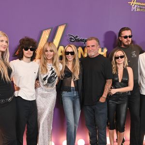 Miley Cyrus en famille à la première mondiale de "Hannah Montana 20th Anniversary Special" de Disney+ au El Capitan Theatre à Los Angeles.
© Backgrid USA / Bestimage