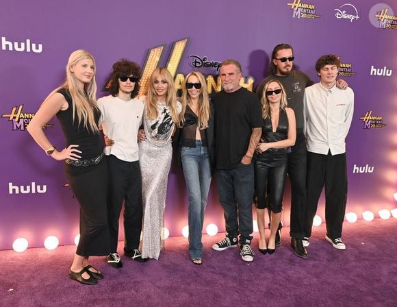 Miley Cyrus en famille à la première mondiale de "Hannah Montana 20th Anniversary Special" de Disney+ au El Capitan Theatre à Los Angeles.
© Backgrid USA / Bestimage
