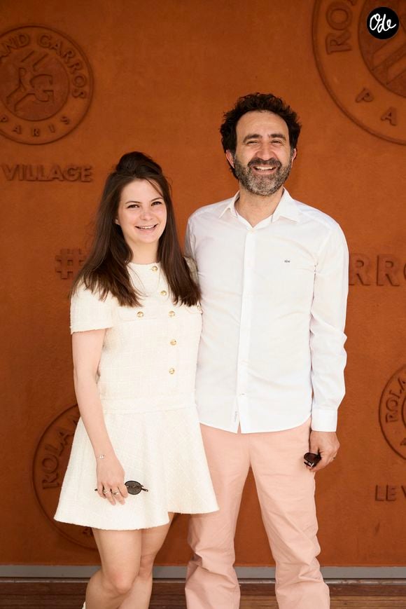Mathieu Madenian et sa compagne au village lors des Internationaux de France de tennis de Roland Garros 2024, à Paris, France, le 26 mai 2024.
© Jacovides-Moreau/Bestimage