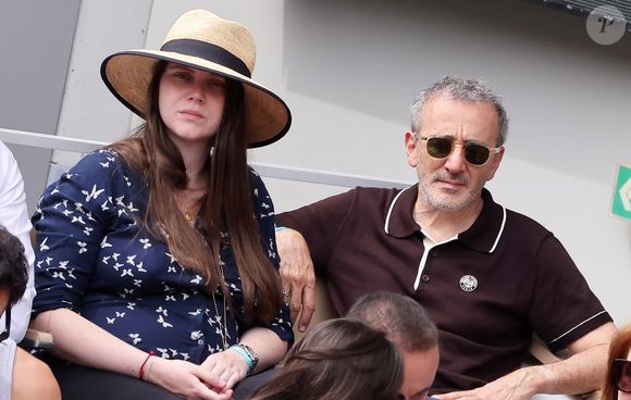 Elie Semoun et sa compagne Aude Fraineau (enceinte) dans les tribunes lors des Internationaux de France de Tennis de Roland Garros 2025. Paris, le 1er Juin 2025. © Dominique Jacovides/Bestimage