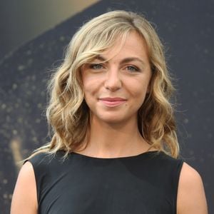 Elle garde toutefois un souvenir amusé de cette aventure, notamment des trésors d’imagination déployés par l’équipe pour éviter les petits accidents à l’écran.

Amélie Etasse - 57e Festival de télévision de Monte-Carlo, le 17 juin 2017. © Denis Guignebourg/Bestimage