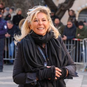 Caroline Margeridon - Arrivées aux obsèques de Brigitte Bardot en l'église Paroissiale Notre-Dame-de-l'Assomption de Saint-Tropez, France, le 7 janvier 2026. Brigitte Bardot, figure emblématique du cinéma français et icône internationale, est décédée le 28 décembre 2025 à l'âge de 91 ans dans sa mythique propriété de La Madrague, à Saint-Tropez (France). Révélée au monde entier par son rôle dans "Et Dieu... créa la femme", elle avait contribué à faire de Saint-Tropez un lieu mondialement connu. L'actrice sera inhumée le 7 janvier 2026 au cimetière marin de Saint-Tropez, aux côtés de son père Louis Bardot (1896-1975) et de sa mère Anne-Marie Mucel (1912-1978). Une cérémonie religieuse se tiendra auparavant dans l'église de Saint-Tropez, où proches, personnalités et anonymes pourront lui rendre un dernier hommage. © Jacovides-Moreau/Bestimage