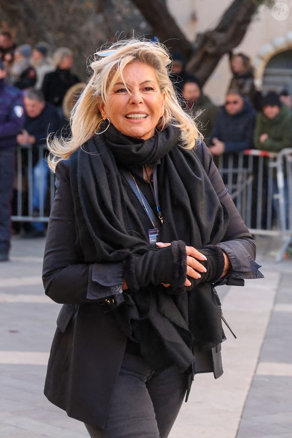Caroline Margeridon - Arrivées aux obsèques de Brigitte Bardot en l'église Paroissiale Notre-Dame-de-l'Assomption de Saint-Tropez, France, le 7 janvier 2026. Brigitte Bardot, figure emblématique du cinéma français et icône internationale, est décédée le 28 décembre 2025 à l'âge de 91 ans dans sa mythique propriété de La Madrague, à Saint-Tropez (France). Révélée au monde entier par son rôle dans "Et Dieu... créa la femme", elle avait contribué à faire de Saint-Tropez un lieu mondialement connu. L'actrice sera inhumée le 7 janvier 2026 au cimetière marin de Saint-Tropez, aux côtés de son père Louis Bardot (1896-1975) et de sa mère Anne-Marie Mucel (1912-1978). Une cérémonie religieuse se tiendra auparavant dans l'église de Saint-Tropez, où proches, personnalités et anonymes pourront lui rendre un dernier hommage. © Jacovides-Moreau/Bestimage