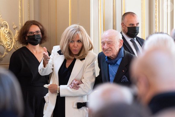 Brigitte Macron et Edgar Morin - Le président de la République française, Emmanuel Macron reçoit le sociologue Edgar Morin, à l'occasion de ses 100 ans, au palais de l'Elysée à Paris, France, le 8 juillet 2021.

Photo par Jacques Witt/Pool/Bestimage