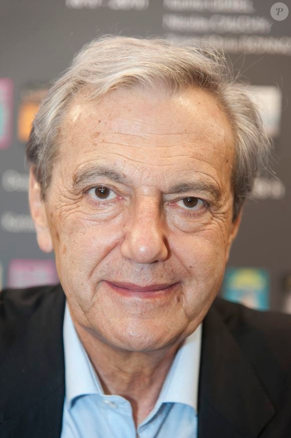 Le journaliste s’est marié en 2020 avec Frédérique Renimel

Daniel Bilalian pour "Les évadés" - Le "33ème Salon du Livre" au parc des expositions de la porte de Versailles à Paris, le 20 mars 2016. © Perusseau/Bestimage