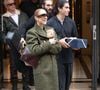 Installée depuis la fin du mois d'août au Royal Monceau, la star a officiellement libéré sa suite parisienne ce lundi matin.

Céline Dion quitte l'hôtel "Royal Monceau" avec ses fils Nelson et Eddy et sa chienne Madisonaprès sa série de concerts à Paris le 19 octobre 2026. 

© Cyril Moreau/Bestimage