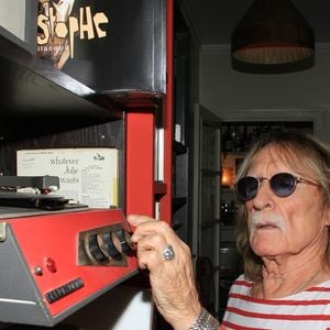 Exclusif - Le chanteur Christophe (Daniel Bevilacqua) dans son appartement parisien avec des amis le 29 et 30 juillet 2019
© Philippe Baldini / Bestimage