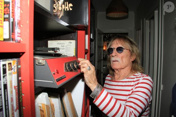 Exclusif -  Le chanteur Christophe (Daniel Bevilacqua) dans son appartement parisien avec des amis le 29 et 30 juillet 2019
© Philippe Baldini / Bestimage