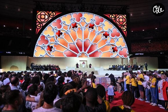 Le pape Léon XIV acclame la foule et prie avec elle au Stade de France, à Saint-Denis, près de Paris, le 25 septembre 2026. Photo de Firas Abdullah/ABACAPRESS.COM