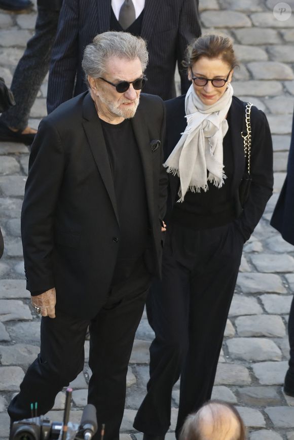 Eddy Mitchell avec sa femme Muriel lors de la cérémonie d'hommage national en l'honneur du chanteur franco-arménien Charles Aznavour, l'une des plus célèbres stars françaises, décédé à l'âge de 94 ans, dans la cour de l'Hôtel National des Invalides à Paris, France, le 5 octobre 2018. Photo by Henri Szwarc/ABACAPRESS.COM