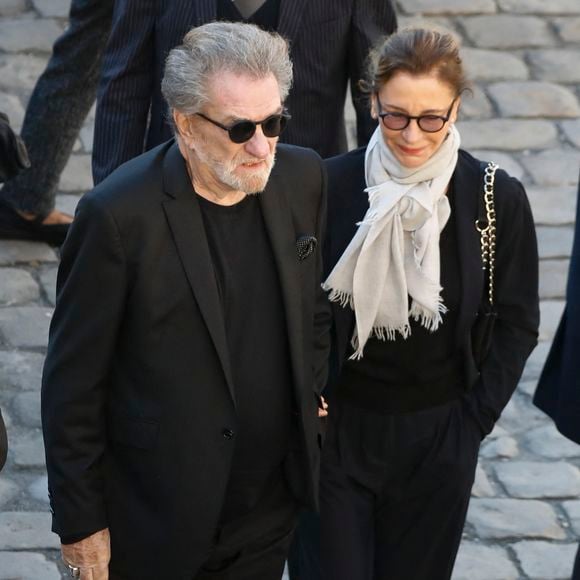 Eddy Mitchell avec sa femme Muriel lors de la cérémonie d'hommage national en l'honneur du chanteur franco-arménien Charles Aznavour, l'une des plus célèbres stars françaises, décédé à l'âge de 94 ans, dans la cour de l'Hôtel National des Invalides à Paris, France, le 5 octobre 2018. Photo by Henri Szwarc/ABACAPRESS.COM