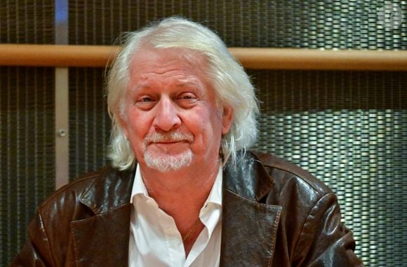 D’autres dates de l’artiste restent, pour l’instant, maintenues.

Le présentateur de télévision Patrick Sébastien assiste à une audition devant la commission d'enquête parlementaire sur la neutralité, le fonctionnement et le financement de la radiodiffusion publique à l'Assemblée nationale à Paris, France, le 31 mars 2026. © Christian Liewig/Bestimage
