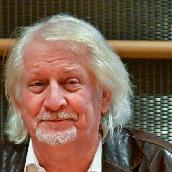 D’autres dates de l’artiste restent, pour l’instant, maintenues.

Le présentateur de télévision Patrick Sébastien assiste à une audition devant la commission d'enquête parlementaire sur la neutralité, le fonctionnement et le financement de la radiodiffusion publique à l'Assemblée nationale à Paris, France, le 31 mars 2026. © Christian Liewig/Bestimage