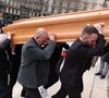 Et ce dernier avait un rôle tout particulier. Comme en témoignent les images de notre diaporama, Stéphane Courbis a aidé à porter le cercueil jusqu'à l'intérieur de l'église, la tête toujours baissée et le visage concentré.

Le cercueil arrive à la cérémonie funéraire de Rolland Courbis à l'église de la Madeleine à Paris, France, le 14 janvier 2026. Rolland Courbis, ancien footballeur français, entraîneur et commentateur médiatique au franc-parler, est décédé à l'âge de 72 ans. Photo par Jerome Domine/ABACAPRESS.COM