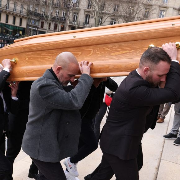 Et ce dernier avait un rôle tout particulier. Comme en témoignent les images de notre diaporama, Stéphane Courbis a aidé à porter le cercueil jusqu'à l'intérieur de l'église, la tête toujours baissée et le visage concentré.

Le cercueil arrive à la cérémonie funéraire de Rolland Courbis à l'église de la Madeleine à Paris, France, le 14 janvier 2026. Rolland Courbis, ancien footballeur français, entraîneur et commentateur médiatique au franc-parler, est décédé à l'âge de 72 ans. Photo par Jerome Domine/ABACAPRESS.COM
