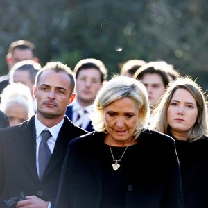 Marine Le Pen, sa soeur Marie-Caroline, Mathilde Chauffroy (fille de Marine Le Pen) et son mari Matthieu Parent, Nolwenn Olivier (fille de Marie-Caroline) - Arrivées des membres de la famille Le Pen aux obsèques de Jean-Marie Le Pen en l'église Saint-Joseph à la Trinité-sur-Mer  le 11 juillet 2025. © Dominique Jacovides / Guillaume Collet / Bestimage
