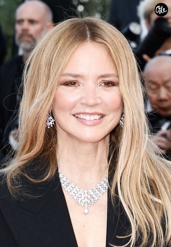 Elle est notamment une grande adepte de la kératothérapie, une discipline qui se trouve à mi-chemin entre l'esthétique et la dermatologie.

Virginie Efira - Montée des marches pour la cérémonie de clôture du 79ème Festival International du Film de Cannes, le 23 mai 2026. 

© Jacovides / Moreau / Bestimage