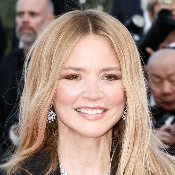 Elle est notamment une grande adepte de la kératothérapie, une discipline qui se trouve à mi-chemin entre l'esthétique et la dermatologie.

Virginie Efira - Montée des marches pour la cérémonie de clôture du 79ème Festival International du Film de Cannes, le 23 mai 2026. 

© Jacovides / Moreau / Bestimage