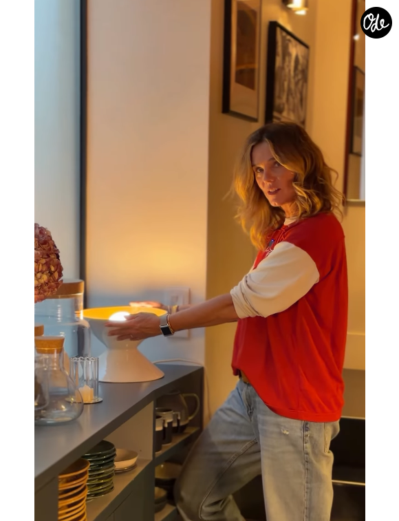 Et puis, installée sur un buffet gris, on retrouve la lampe de table "Sablier" en teinte "Fauve" qui diffuse un éclairage doux et réconfortant. Une création design dont le prix s'élève à environ 360 euros.

Marine Vignes ouvre les portes de son intérieur à Paris pour partager ses derniers coups de coeur déco