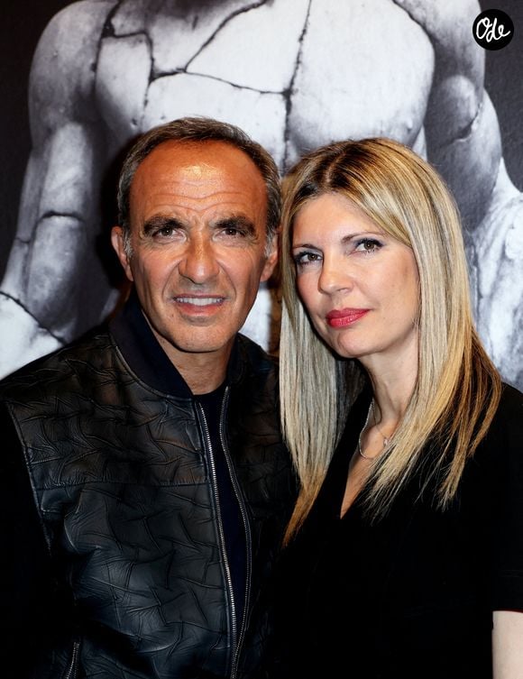 Côté vie privée, Nikos Aliagas file le parfait amour avec sa compagne Tina Grigoriou, avec qui il a eu deux enfants baptisés Agathe et Andréas

Nikos Aliagas et sa femme Tina - Vernissage de l'exposition "Les grands âges", photographies de Nikos Aliagas au musée de l'Homme à Paris le 7 avril 2026. © Dominique Jacovides/Bestimage