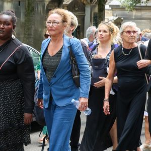 Ses obsèques se sont déroulées ce vendredi 21 août au cimetière du Père-Lachaise, en présence de sa sœur Catherine Frot et de nombreux proches. 

Catherine Frot aux obsèques de Dominique Frot au cimetière du Père Lachaise à Paris, France, le 21 août 2026. © enis Guignebourg/Bestimage