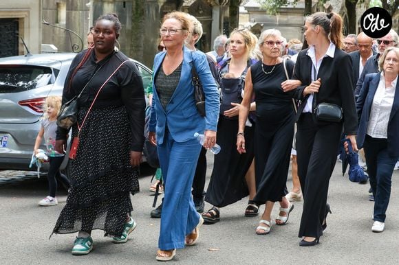 Ses obsèques se sont déroulées ce vendredi 21 août au cimetière du Père-Lachaise, en présence de sa sœur Catherine Frot et de nombreux proches. 

Catherine Frot aux obsèques de Dominique Frot au cimetière du Père Lachaise à Paris, France, le 21 août 2026. © enis Guignebourg/Bestimage