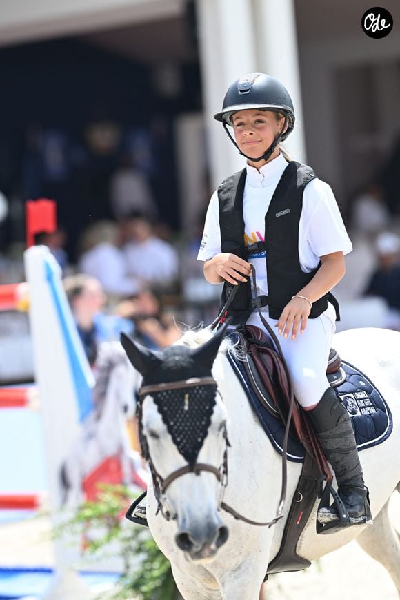 Depuis un an, elles travaillent ensemble pour permettre à l'adolescente de retrouver confiance.

Giulia Sarkozy sur Valentine lors de la coupe Kids Cup L'Envol lors du Longines Paris Eiffel Jumping le 20 juin 2025.

© Perusseau / Veeren / Bestimage